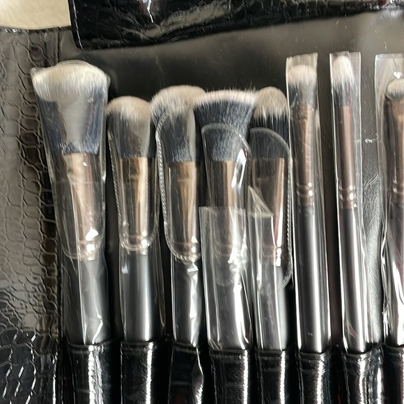 Makeover Essentals Professional 24 Brush Set With Case 3 Brushes is Missing - Picture 4 of 5